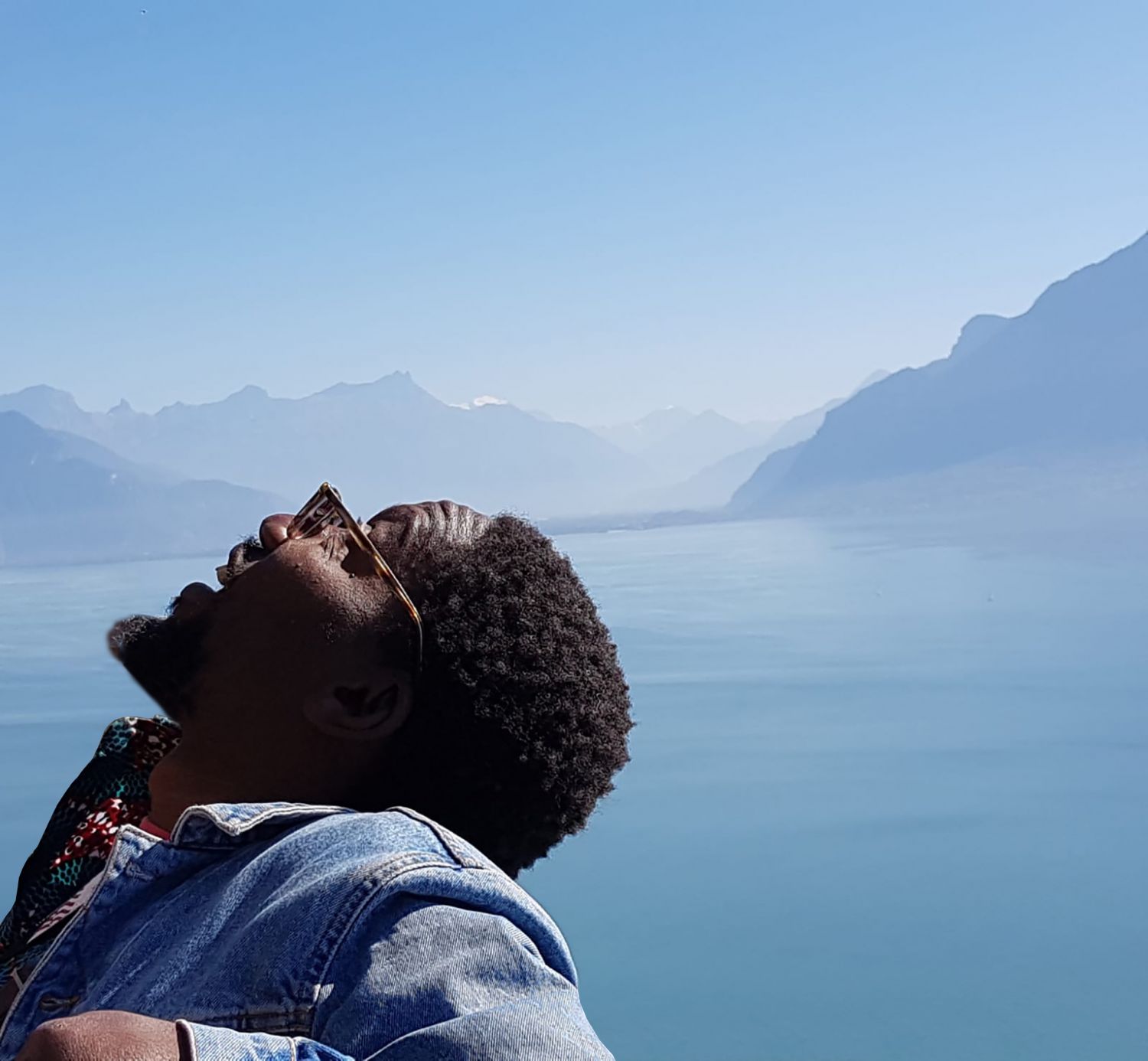 MIDI, THÉÂTRE ! UNE SIMPLE BANDE SÈCHE ÉTIRÉE DANS LE BLEU
